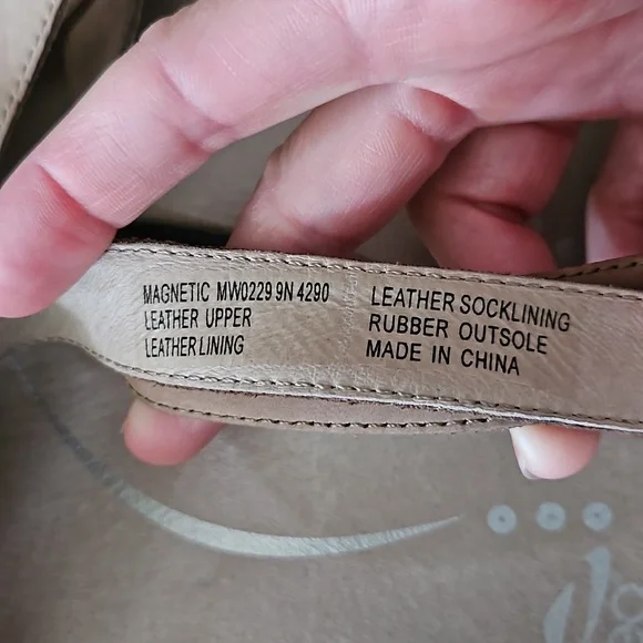 Women's size 9 Neutral Abeo tan sandals - Picture 3 of 10